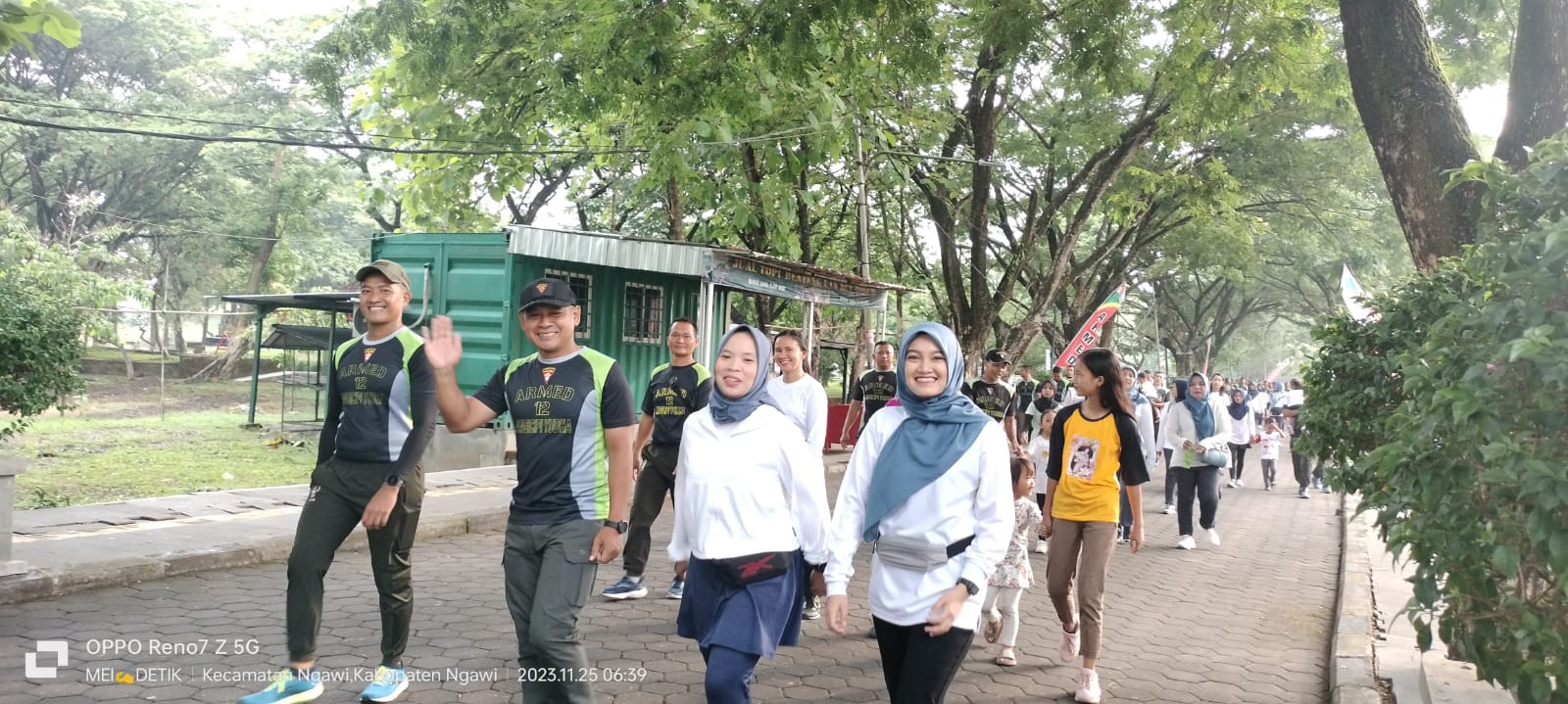 Lambaian tangan Danyon Armed 12 Ngawi Mayor Tulus Widodo saat memimpin Lomba Jalan Sehat di Acara Peringatan HUT Armed ke 78. Sabtu (25/11/2023). Mei detikindo24.com