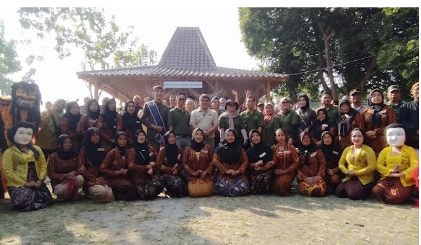 Foto bersama pengelola pasar Pundensari, desa Gunungsari, Kecamatan/Kabupaten Madiun.