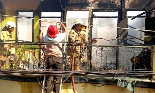 Sudin Gulkarmat) Jakarta Utara Berhasil Padamkan Kebakaran Satu Unit Rumah di Jalan Kedondong